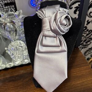 Elegant Silver Necktie with Rose Detail